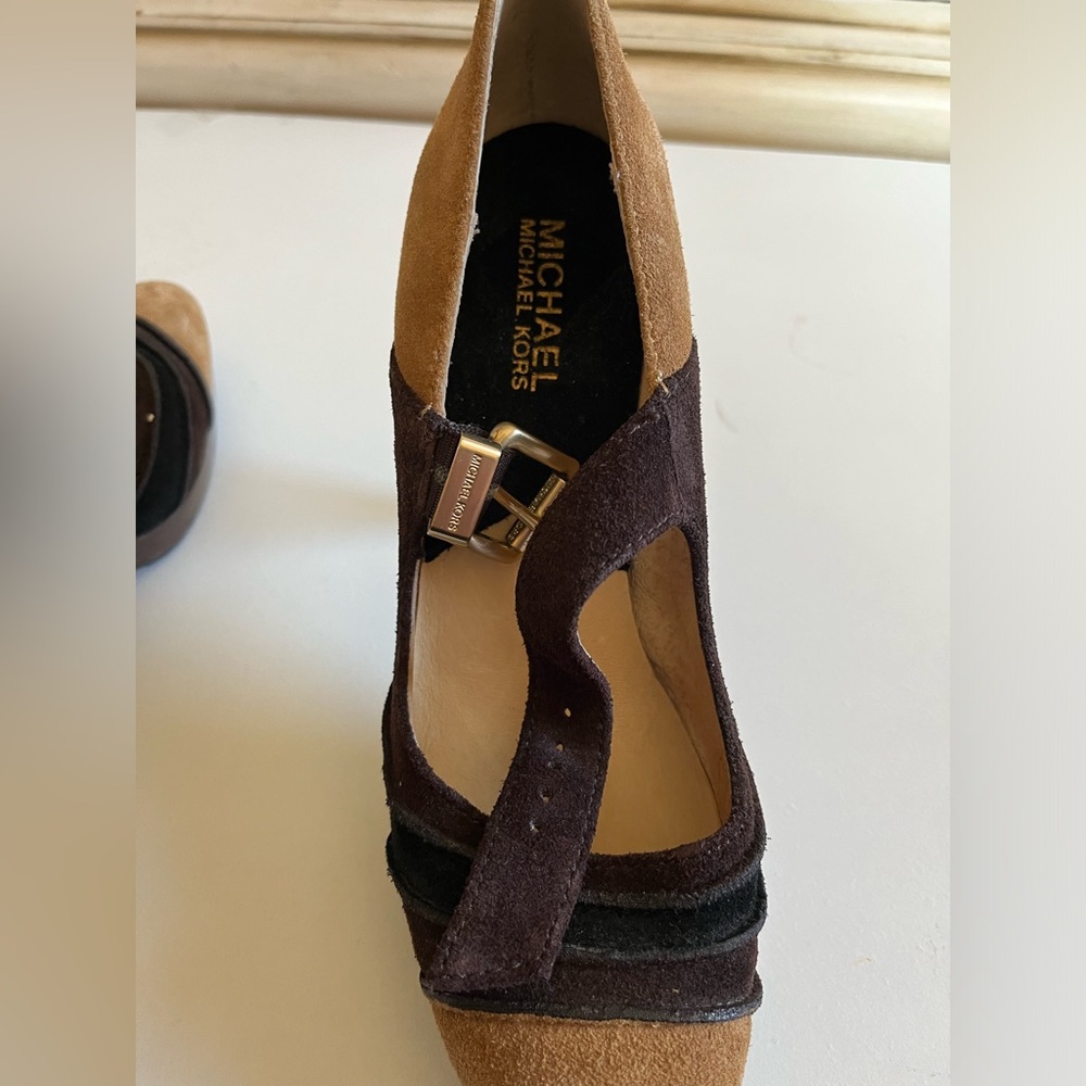 MICHAEL Michael Kors Brown Tan Black Suede Maryjane Gold buckle Pump Size 6.5 - Picture 2 of 16